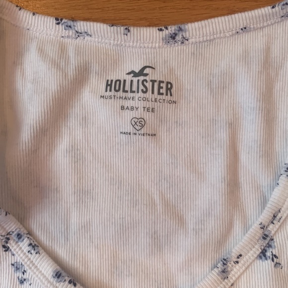 This is a supper soft tee from Hollister. It is never worn and has no stains etc - Picture 4 of 5